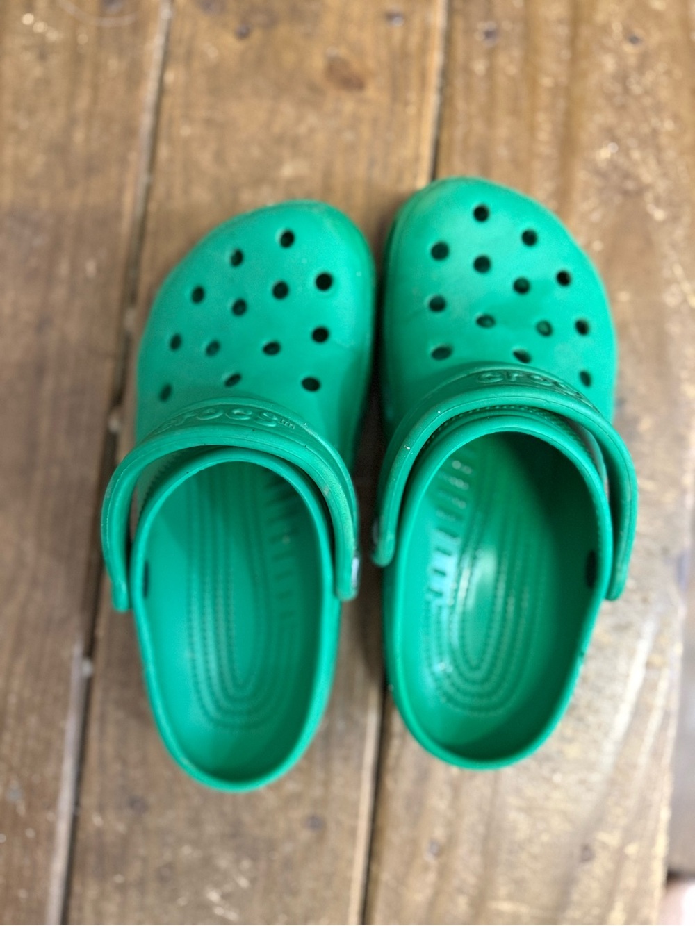 Kids green crocs J5